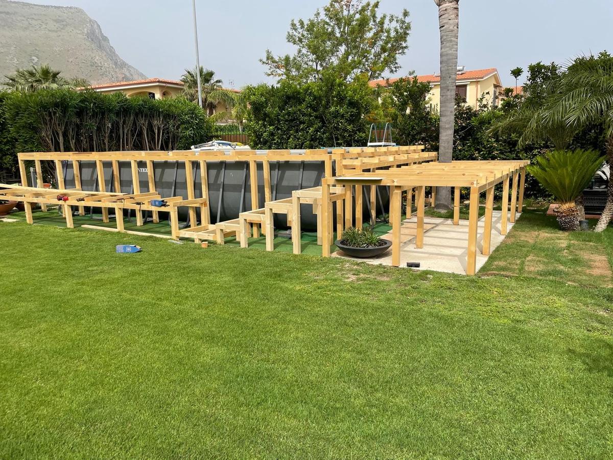 Vista d'insieme del cantiere con la struttura in legno e il camminamento in costruzione